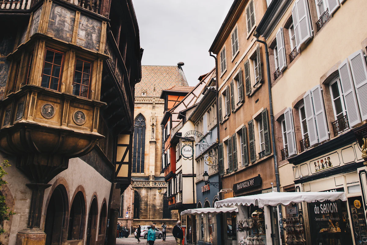 Canal fleuri de la Petite Venise à Colmar, secteur d'intervention de Centrale Immobilière
