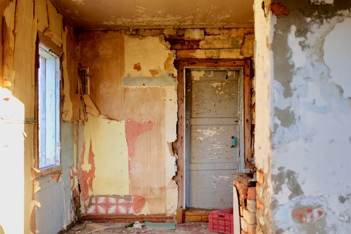 Intérieur dégradé d'une maison à rénover dans le Haut-Rhin