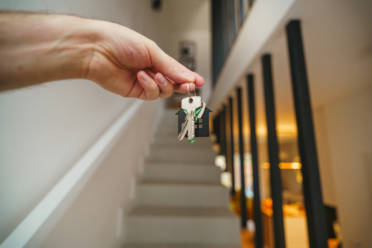Remise des clés d'un logement loué vendu avec son locataire en place